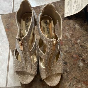 Silver slipper brand. Size 10WGold sparkly. Approx 4.5” heel. VG condition